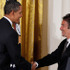 国民芸術勲章を受章したアル・パチーノ（右）とオバマ米大統領（左）　-(C) ロイター/AFLO