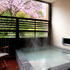 桜の季節には、花見をしながら温泉が楽しめる篠（しの）の部屋