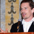 5月にN.Y.で開催されたヤング・ライオンズ・フィクション・アワードにてスピーチをしたイーサン　-(C)Getty Images/AFLO