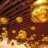 カフェ「私の大好きな私」天井には金色の水玉が吊られる