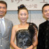 『鳳凰　わが愛』記者会見に出席した中井貴一（左）と主演女優のミャオ・プゥ、監督のジヌ・チェヌ