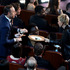 エレン・デジェネレスがチップを徴収する様子-(C) Getty Images