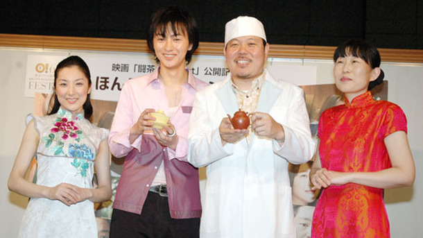 『闘茶 〜tea fight〜』“和菓子の日”記念イベントに出席した細田よしひこ（中央右）とほんこん。左右の女性は茶芸の指導に当たった「華泰茶荘」の先生。