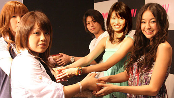 「ビヨンド・ザ・ブレイク」DVD発売イベントでファンと握手する（右から）クリスティーナ、本仮屋ユイカ、浪川大輔。