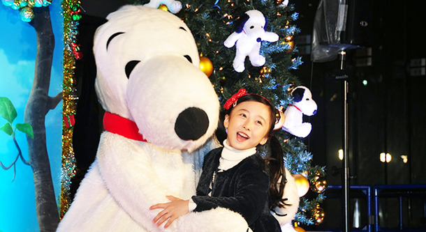 熱烈ハグする、本田望結ちゃん＆スヌーピー／TOHOシネマズ×『I LOVE スヌーピー THE PEANUTS MOVIE』クリスマスツリー・イルミネーション点灯式