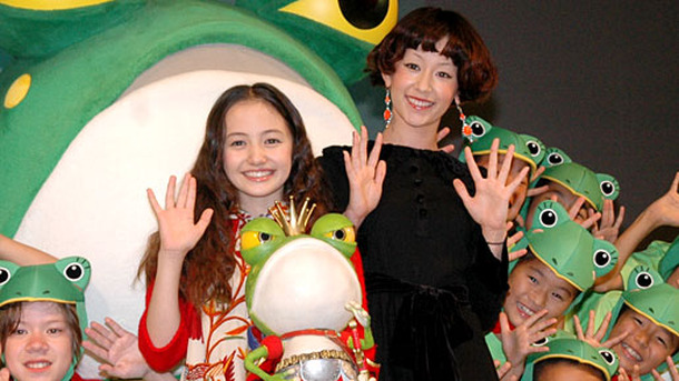 『パコと魔法の絵本』試写会に登場したアヤカ・ウィルソンと木村カエラ。