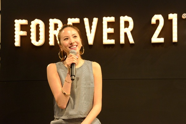 4月24日（金）、「FOREVER21（フォーエバー21）コクーンシティ店」のオープニングイベントに登場した道端アンジェリカ。