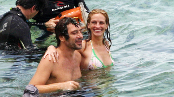 『Eat, Pray, Love』（原題）撮影中のハビエル・バルデムとジュリア・ロバーツ -(C) Splash/AFLO