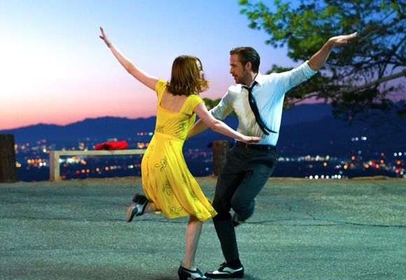 『ラ・ラ・ランド』　Photo credit:  EW0001: Sebastian (Ryan Gosling) and Mia (Emma Stone) in LA LA LAND.  Photo courtesy of Lionsgate.（C） 2016 Summit Entertainment, LLC. All Rights Reserved.