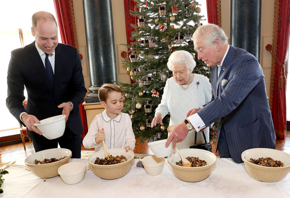 クリスマスケーキを作るジョージ王子 (C) Getty Images