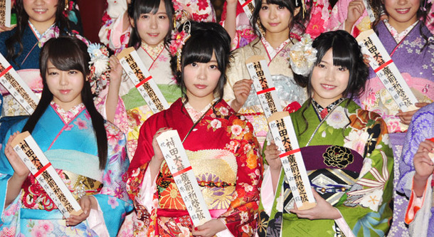 「AKB48」、「SKE48」、「NMB48」、「HKT48」新成人記念撮影会＆会見（左から、峯岸みなみ＆指原莉乃＆横山由依）