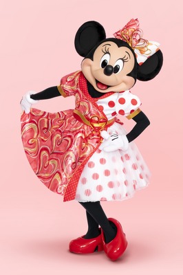 「ミニー、ウィー・ラブ・ユー！」に登場するミニーマウスのコスチュームをひとあし早くお披露目！As to Disney artwork, logos and properties： (C) Disney