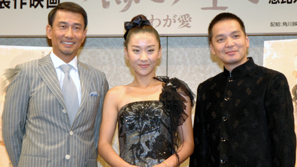 『鳳凰　わが愛』記者会見に出席した中井貴一（左）と主演女優のミャオ・プゥ、監督のジヌ・チェヌ