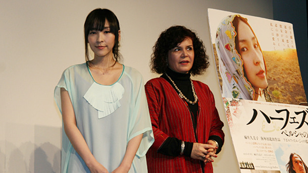 『ハーフェズ　ペルシャの詩（うた）』初日舞台挨拶にて（左から）麻生久美子、ショーレ・ゴルパリアン