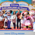 “6億人目”のゲストとして祝福される、阪井有美さんご一家 in 東京ディズニーシー／(C) Disney