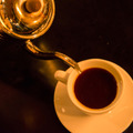 ノルウェーの老舗カフェ＆バー「フグレン」監修のドリンクメニュー。スペシャリティコーヒーは、浅煎りが特徴。本日のコーヒー（400円）、アイスコーヒー（500円）、カプチーノ（500円）、アイスラテ（650円）。