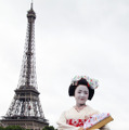 エッフェル塔前で佇む、上白石萌音／『舞妓はレディ』 in パリ
