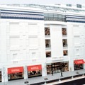 横浜・山下町にあるバーニーズ ニューヨーク横浜店。NYのマディソン店をベスとしたモダンでクールな内装の、地下１階から、地上6階までの広々とした5フロアに独自のテイストで選び抜かれた商品が並ぶ。