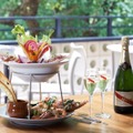 東京・外苑前のキハチ 青山本店では、外苑いちょう並木を望むテラスでシャンパンのG.H.マムをフリーフローで楽しめる秋限定企画「 Enjoy Champagne! 」を11月30日（日）まで開催。