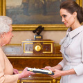 アンジェリーナ・ジョリー、エリザベス女王から名誉勲章を授与！・画像
