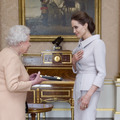 アンジェリーナ・ジョリー＆エリザベス女王 -(C) Getty Images