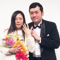 結婚指輪を見せる、椿鬼奴＆佐藤大（グランジ）