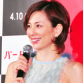 笑顔で報道陣の前に立った、米倉涼子