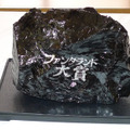 “ゆうばりの宝石”と言われる石炭で出来たファンタランド大賞のトロフィー　 photo：Rie Shintani