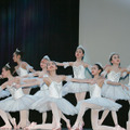 未来のバレエダンサーたちによる華麗な舞