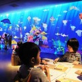 写真は、「チームラボ お絵かき水族館」のイメージ。