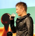 GACKTが、最新マシンで淹れたコーヒーを試飲