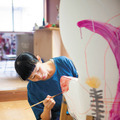 画家で絵本作家のミロコマチコがアルフレックスショップ東京にて初のインテリア空間とのコラボレーションとなるイベント「たいようのねっこ」を開催