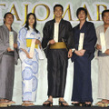 『TAJOMARU』完成報告会見にて（左から）中野監督、やべきょうすけ、柴本幸、小栗旬、田中圭、松方弘樹、山本プロデューサー