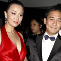 4月19日、妻のカリーナ・ラウと共に香港電影金像奨に出席したトニー・レオン -(C) AFLO