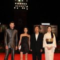 桃生さんは黒のミニワンピ、中村さんは白の着物姿で好対照 -(C) Kazuko Wakayama