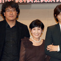 『母なる証明』来日会見にて（左から）ポン・ジュノ監督、キム・ヘジャ、ウォンビン