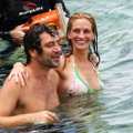 『Eat, Pray, Love』（原題）撮影中のハビエル・バルデムとジュリア・ロバーツ -(C) Splash/AFLO