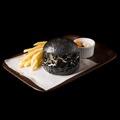 「ミュージアム カフェ & レストラン THE SUN & THE MOON」の「まっくろバーガー」（1,380円）