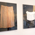 モアナの衣装を作る際のサンプル、左は70年代の材料を使ったスカート、右は新しいものアネット・マーナット氏によるアートワーク／ウォルト・ディズニー・アニメーション・スタジオ内『モアナと伝説の海』アートギャラリー