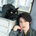 阪本奨悟with黒猫（ボンベイ）　写真展「ねこカレ」（C） TC Entertainment,Inc.