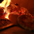アジア第2位の職人が作る！  薪釜で焼き上げる”カリもち”食感の絶品ピザ