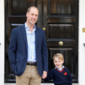 ジョージ王子、父・ウィリアム王子に手を引かれて初登校！・画像