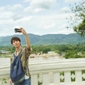 高杉真宙、「いろんな顔があって飽きない街」初めての“タイ旅”メイキングカット・画像
