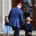 ウィリアム王子と一緒に病院へ行くジョージ王子とシャーロット王女(C)Getty Images