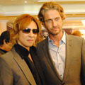 HFPAパーティのプレゼンターを務めたYOSHIKI（左）、ジェラルド・バトラー -(C) JMA / Japan Music Agency Co.,Ltd.