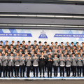国民プロデューサー代表の「ナインティナイン」（前列中央）と101人の練習生「PRODUCE 101 JAPAN」（C)TBS