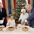 クリスマスケーキを作るジョージ王子 (C) Getty Images