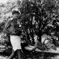 『ヘルムート・ニュートンと12人の女たち』Newton with Sylvia, Ramatuelle, 1981 (c) Foto Alice Springs, Helmut Newton Estate Courtesy Helmut Newton Foundation