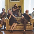 カトリーヌ・ドヌーヴ、愛おしい個性派家族たちをまとめる母に『ハッピー・バースデー』・画像