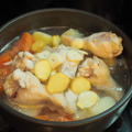 大きめにカットした野菜と鶏肉、そして生姜とにんにくをいれて煮込みます